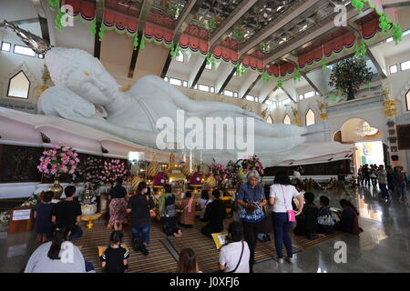 Wat Pa Phu Kon è un tempio nelle montagne del nord della Thailandia. Il grande reclinabili in marmo statua del Buddha mostra quando gli altri pensiero egli dormiva. Foto Stock