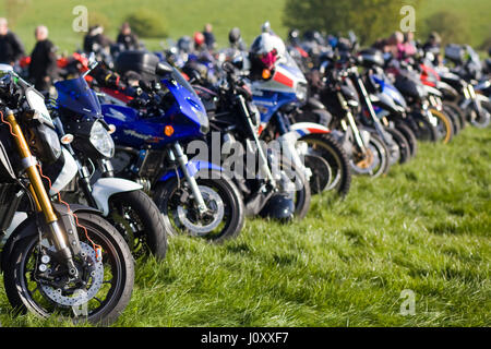 Assortimento di moto parcheggiate in un campo Foto Stock