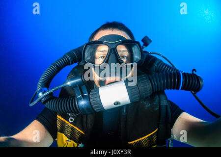 SCUBA DIVER su un circuito chiuso di ricircolo acqua blu Foto Stock