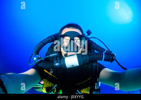 SCUBA DIVER su un circuito chiuso di ricircolo acqua blu Foto Stock