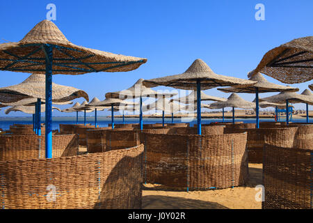 Egyptian ombrellone sulla spiaggia del Mar Rosso. Port Ghalib, Egitto. Foto Stock