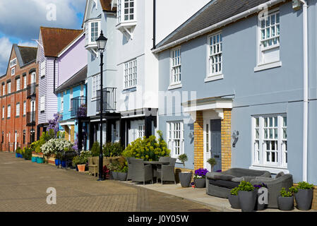 Case sul Quayside, Wivenhoe, Essex, Inghilterra, Regno Unito Foto Stock