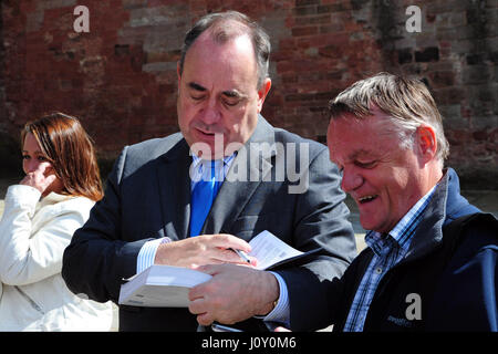 Del primo ministro di Scozia Alex Salmond segni una copia del governo scozzese nel libro bianco in materia di indipendenza del revisore per un ben-wisher a seguito di una visita ad Arbroath Abbey, dove la dichiarazione di Arbroath si pensa sia stata firmata nel 1320 Foto Stock