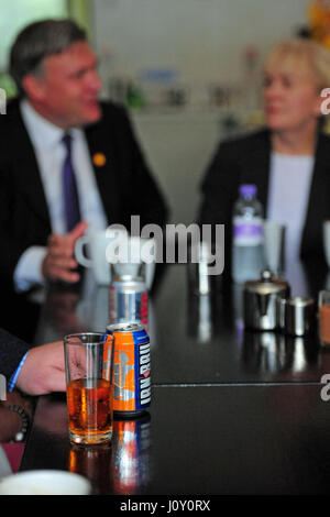 Ombra del lavoro Il Cancelliere ed Balls e scozzese leader laburista Johann Lamont discutere le implicazioni del referendum di indipendenza con un piccolo gruppo di pubblico in un scozzese cafe Foto Stock