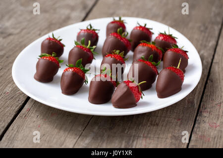 Fragole fresche immersi nel cioccolato fondente Foto Stock