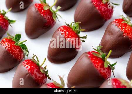 Rosso Fragole affogate nel cioccolato vista superiore Foto Stock