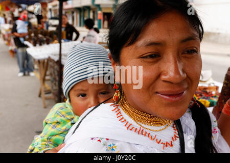 Donna al tradizionale Mercato di Otavalo, Ecuador Foto Stock