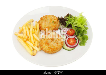 Torte di pesce patatine fritte e insalata su una piastra isolata contro bianco Foto Stock