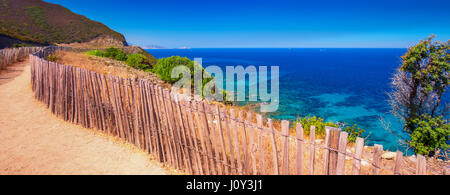 Bellissima linea costiera paesaggio,L'Ile-Rousse. La Corsica, Francia, Europa. Foto Stock