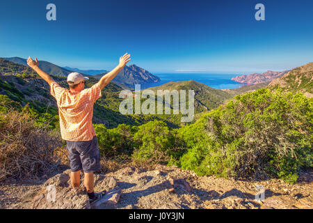 Vista dal celebre D81 strada costiera con vista del Golfe de Girolata dalla bocca di Palmarella, Corsica, Francia, Europa. Foto Stock