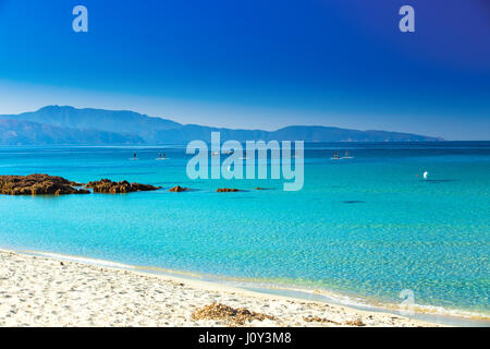 Le persone che si divertono sull stand up paddle board vicino a Sagone sulla Corsica, Francia. Foto Stock