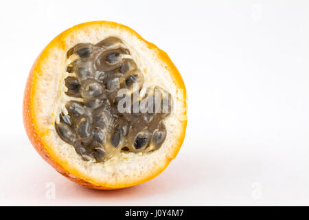 Dolce granadilla (Passiflora ligularis) isolato in uno sfondo bianco Foto Stock