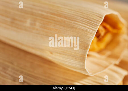 In stile messicano tamales avvolti in essiccato bucce di mais Foto Stock