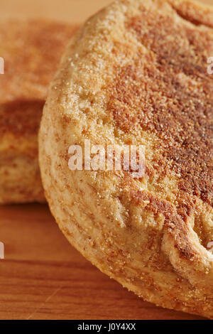 Tutto il grano muffin inglesi, appena chiamato 'muffins' in Inghilterra Foto Stock