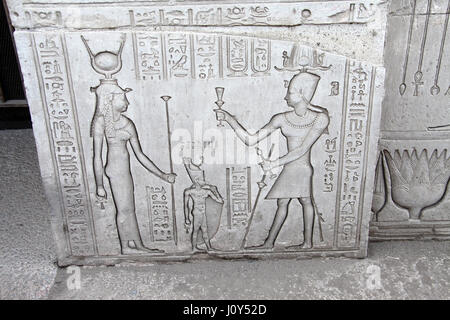 Valvola limitatrice a Dendera tempio mostra Hathor con suo figlio Ihy e il Romano Imperatore Traiano Foto Stock