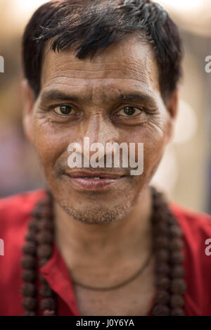 Uomo indiano al Gajan e charak festival in Krishnadepur, Bengala occidentale Foto Stock