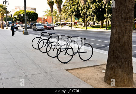 Portabiciclette su una trafficata downtown Los Angeles Street Foto Stock