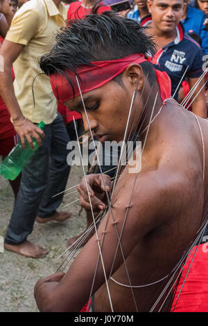 Giovani indiani con spiedini attraverso la sua pelle al Gajan e charak festival in Krishnadepur, Bengala occidentale Foto Stock