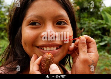 Natural make-up in Shuar indiani, la foresta pluviale amazzonica Ecuador Foto Stock