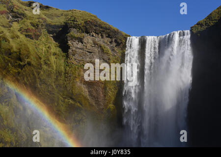 Cascata Skogafoss e rainbow, Skogar, Sud Islanda Foto Stock