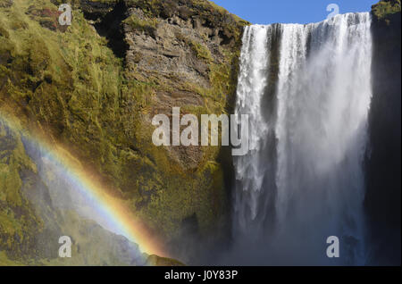 Cascata Skogafoss e rainbow, Skogar, Sud Islanda Foto Stock