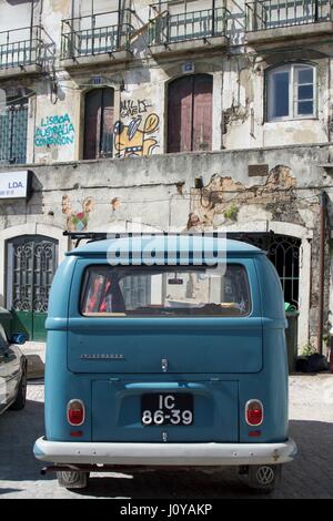 VW camper van a Lisbona città vecchia Foto Stock