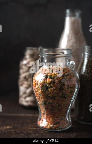 Lenticchie, Riso, Grandi fagioli bianchi in vasetti di vetro verticale Foto Stock