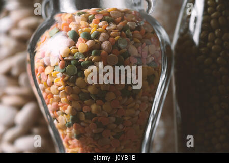 Lenticchie, Riso, Grandi fagioli bianchi in vasetti di vetro closeup orizzontale Foto Stock