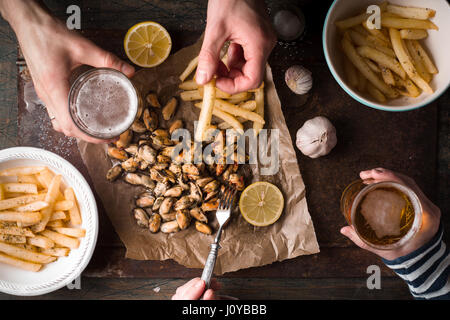 Bere birra con tradizionale spuntino belga vista superiore Foto Stock