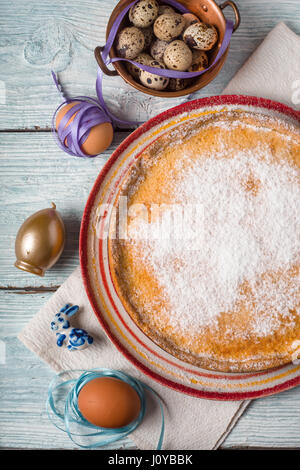 Tedesco torta di Pasqua sul bianco tavolo in legno Foto Stock