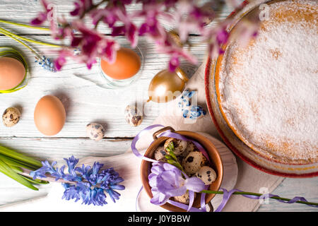 Decorazione di pasqua , fiori e tedesco torta di Pasqua sul bianco tavolo in legno vista superiore Foto Stock