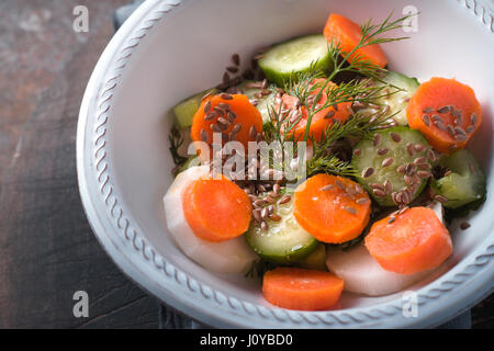 Insalata di verdure in bianco vaso in ceramica Foto Stock