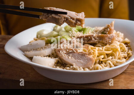 Tagliatelle con pollo e verdure sul pannello di legno Foto Stock
