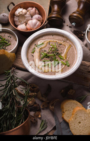 Mushroom cream soup sullo sfondo rustico in verticale Foto Stock