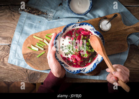 Mangiare borscht dalla piastra ceramica vista superiore Foto Stock
