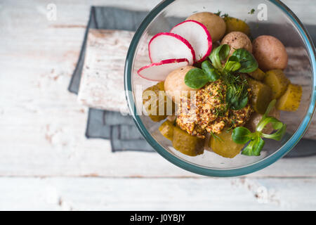 Insalata di verdure nella ciotola di vetro sul bianco tavolo in legno vista superiore Foto Stock