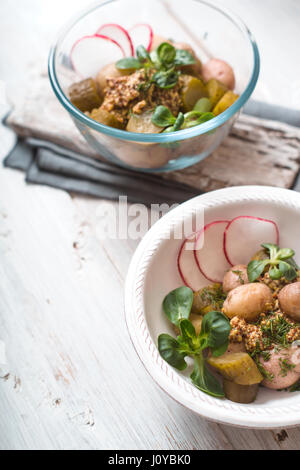 Insalata di verdure sul bianco tavolo in legno Foto Stock