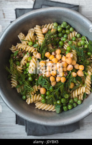 Pasta Vegetariana con piselli e menta nel recipiente di metallo vista superiore Foto Stock