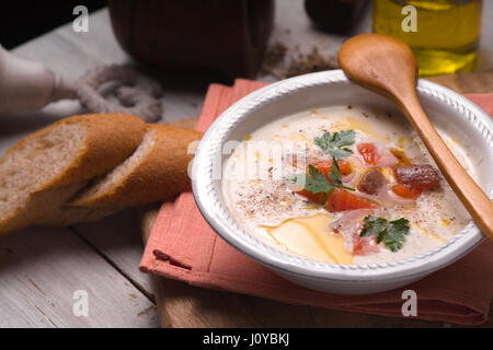 Zuppa con purea di salmone in un vaso di ceramica su un tovagliolo Foto Stock