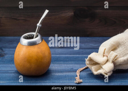 Yerba mate in zucca matero. sud americana tradizionale bevanda Foto Stock