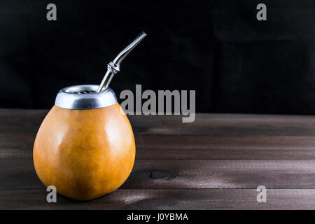 Yerba mate in zucca matero. sud americana tradizionale bevanda Foto Stock