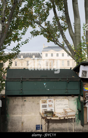 Prenota bancarelle lungo il fiume Senna a Parigi Francia Foto Stock