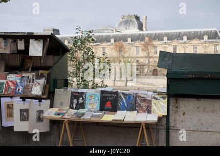 Prenota bancarelle lungo il fiume Senna a Parigi Francia Foto Stock