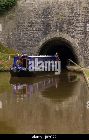 Narrowboat in uscita dal misuratore 421 tunnel Chirk conosciuto localmente come 'l'Darkie' sul canale di Llangollen Foto Stock