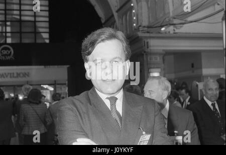 Rt. L'on. John Patten, il ministro di Stato per gli affari interni e membro del partito conservatore del Parlamento per Oxford West e Abingdon, assiste la conferenza delle parti di Blackpool, in Inghilterra il 10 ottobre 1989. Foto Stock