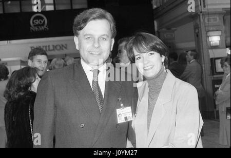 Rt. L'on. John Patten, il ministro di Stato per gli affari interni e membro del partito conservatore del Parlamento per Oxford West e Abingon, assiste la conferenza di partito con la moglie Louise di Blackpool, in Inghilterra il 10 ottobre 1989. Foto Stock