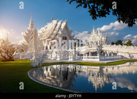 Wat Rong Khun il tempio bianco con la riflessione nello stagno in Chiang Rai, Thailandia. Foto Stock