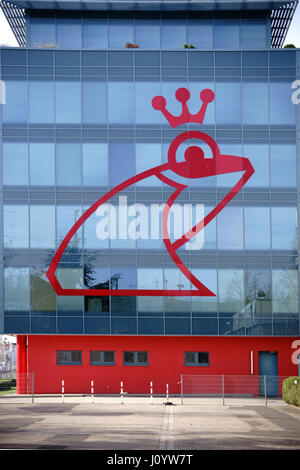 Mainz, Germania - 24 Marzo 2014: la moderna facciata in vetro con grandi società logo del prodotto per la cura delle calzature produttore Erdal della società Werner e Foto Stock