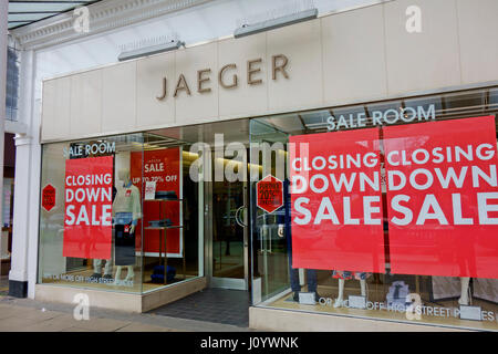 Chiudere la vendita a Jaeger shop in Southport, Merseyside, Regno Unito Foto Stock