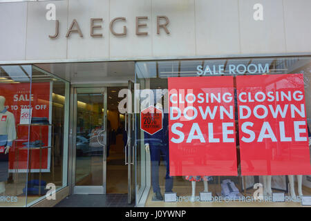 Chiudere la vendita a Jaeger shop in Southport, Merseyside, Regno Unito Foto Stock